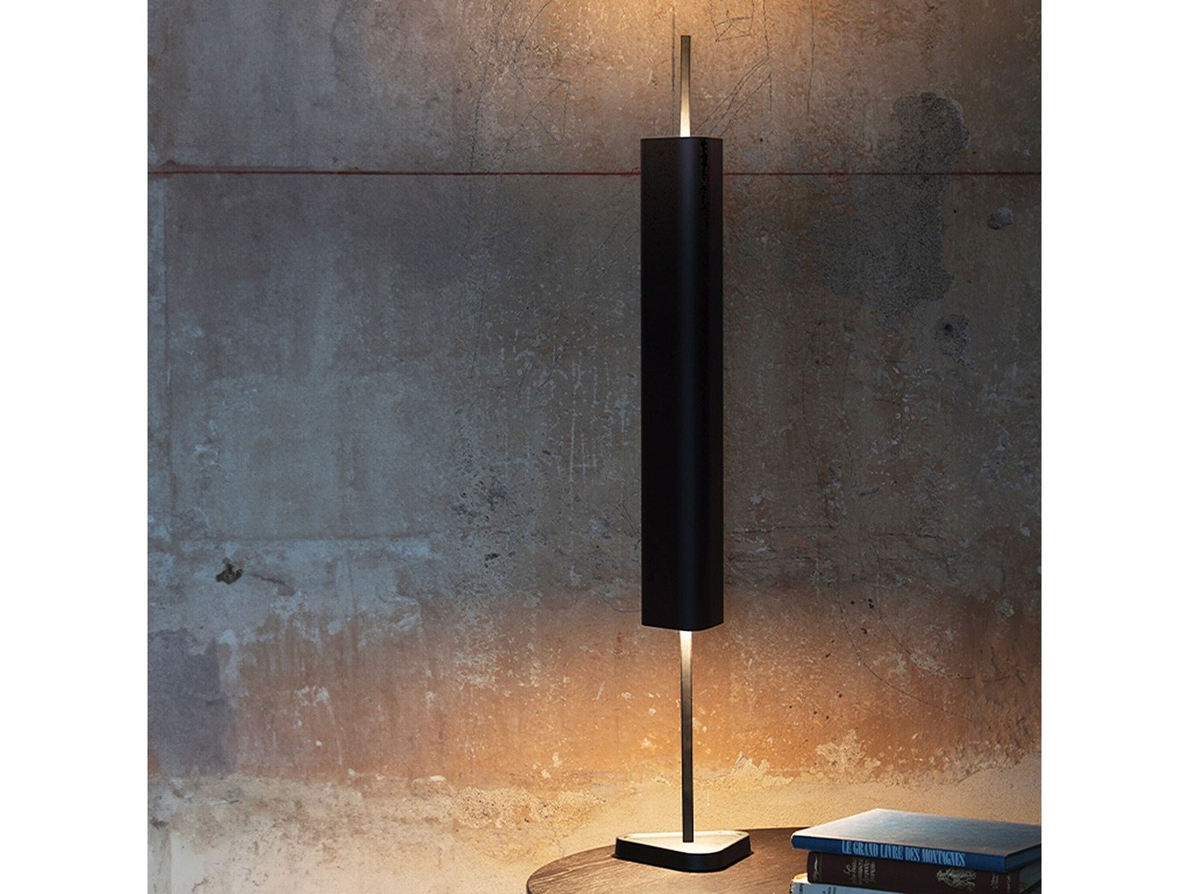 Lámpara de Mesa Emi: Iluminación Regulable con Diseño Elegante