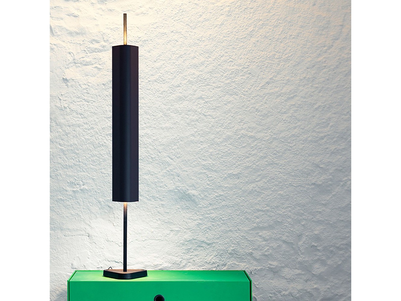 Lámpara de Mesa Emi: Iluminación Regulable con Diseño Elegante
