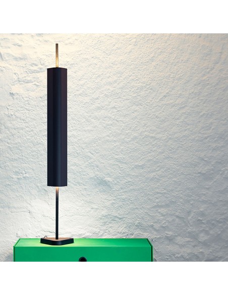 Lámpara de Mesa Emi: Iluminación Regulable con Diseño Elegante