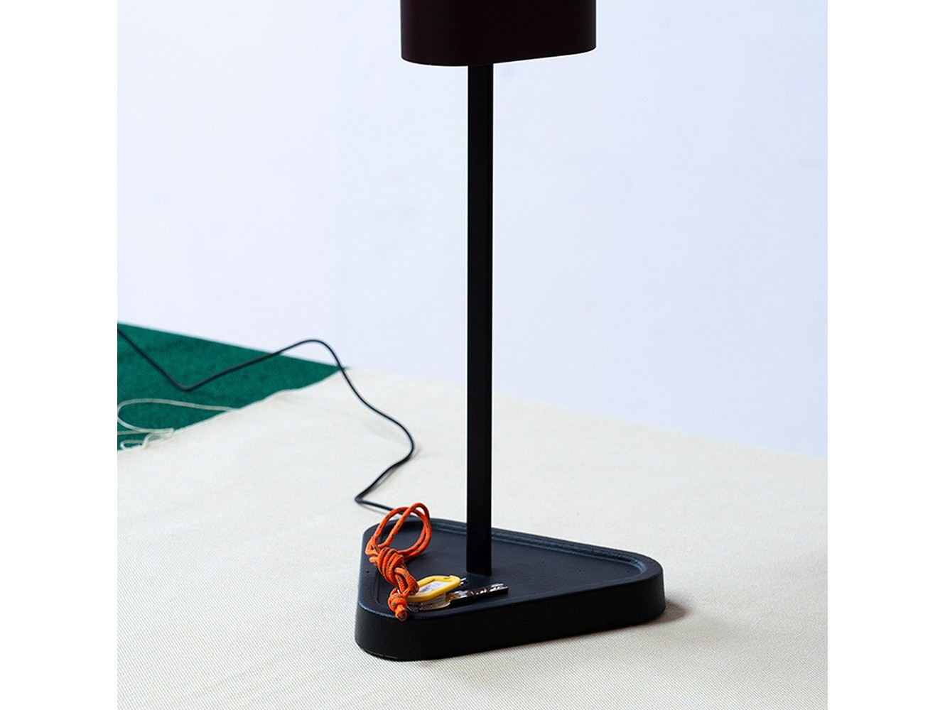 Lámpara de Mesa Emi: Iluminación Regulable con Diseño Elegante