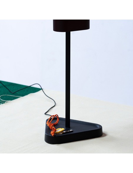 Lámpara de Mesa Emi: Iluminación Regulable con Diseño Elegante