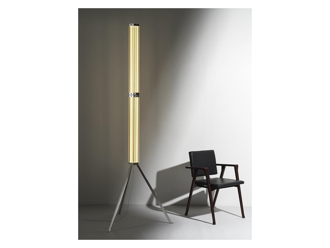 Lámpara de Pie Superwire F de Flos – Diseño Modular y Luz Cálida