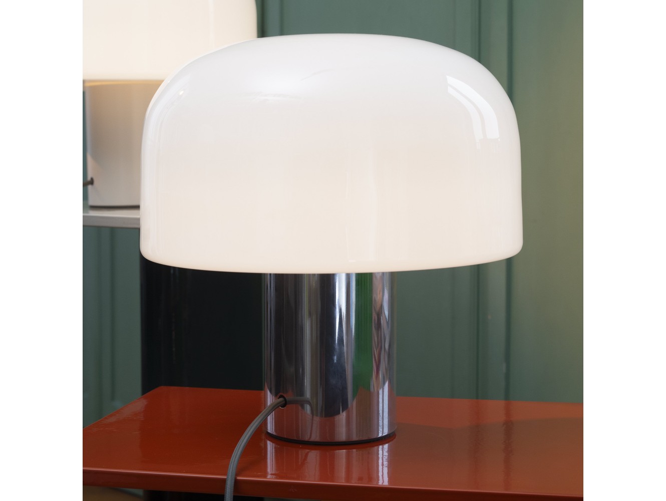 Flos Bellhop Glass T – Lámpara de sobremesa con difusor de vidrio opalino