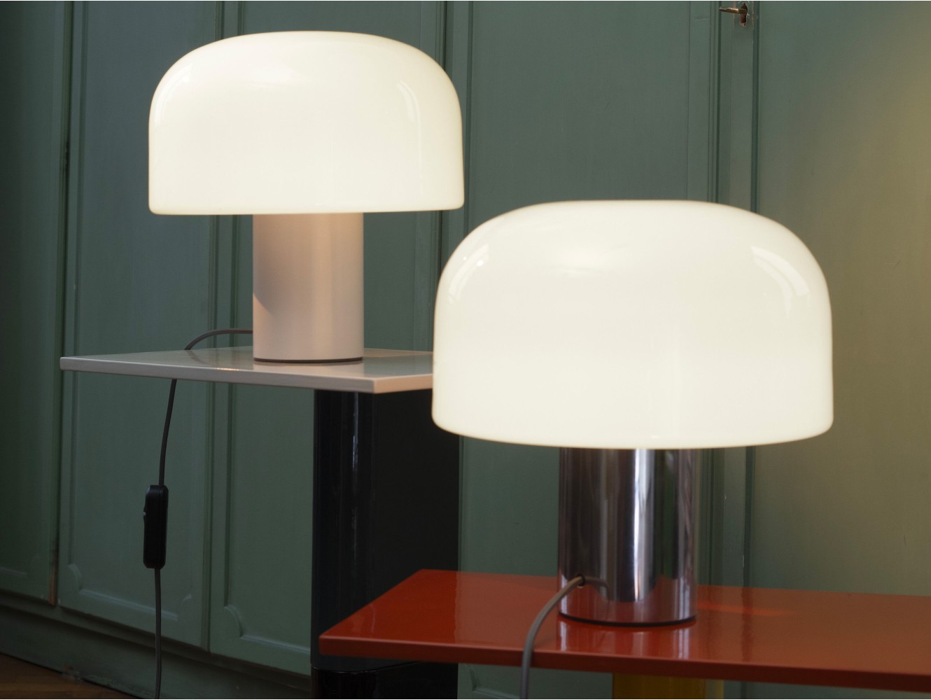 Flos Bellhop Glass T – Lámpara de sobremesa con difusor de vidrio opalino