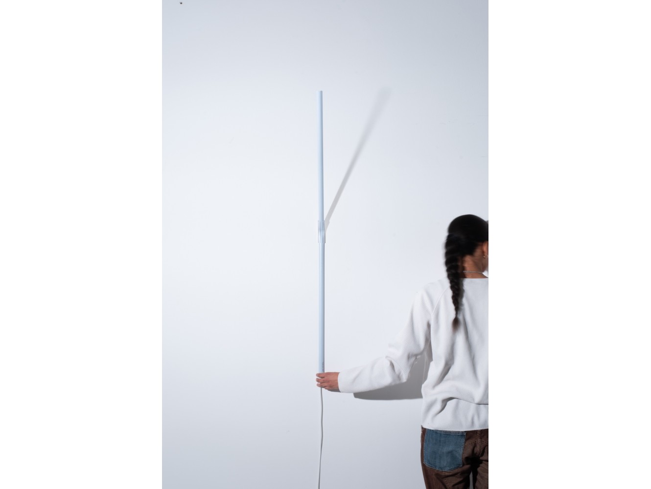 Measure Light Ingo Maurer — El aplique que convierte una cinta métrica en arte luminoso