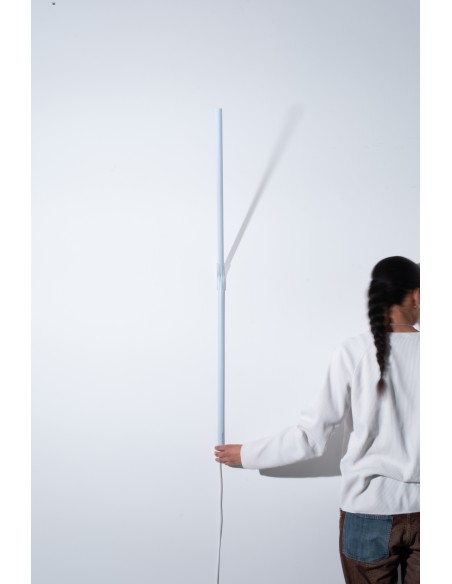 Measure Light Ingo Maurer — El aplique que convierte una cinta métrica en arte luminoso